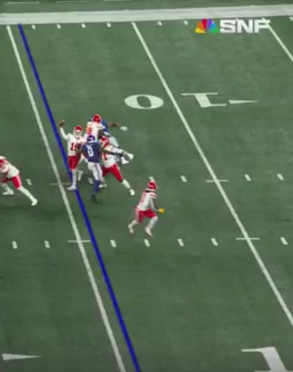 chiefs_outsider's tweet photo. Why is he running backwards and turned the wrong fucking way?? https://t.co/HjUmx8LaQf