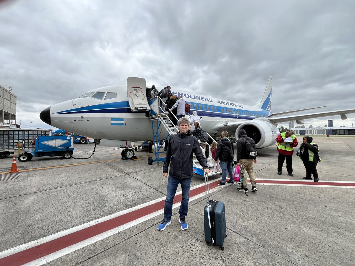 iarestaldi's tweet image. Hoy volviendo de caba quien me trajo ? Uno de los más lindos el retro 💙🤍@A4KikeLippi  avisa cuando estés por Santa Fe que ahora que está rosario cerrado vienen más con 737 @Aerolineas_AR @museoaerolineas