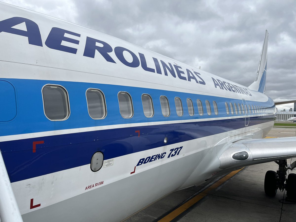 iarestaldi's tweet image. Hoy volviendo de caba quien me trajo ? Uno de los más lindos el retro 💙🤍@A4KikeLippi  avisa cuando estés por Santa Fe que ahora que está rosario cerrado vienen más con 737 @Aerolineas_AR @museoaerolineas