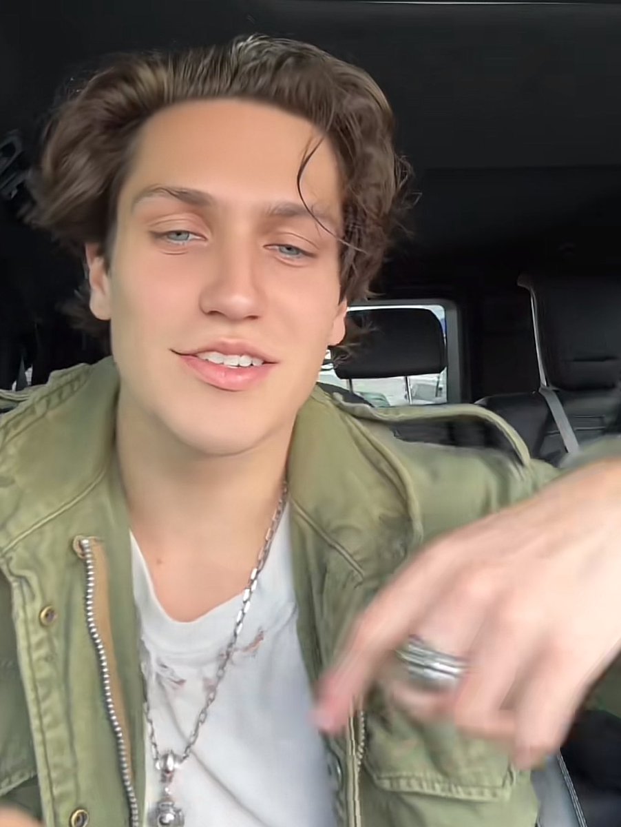 Hands down best taste in fashion! 💚🗝️