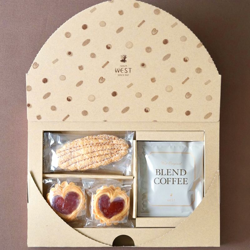 ginzawest's tweet image. ハートヴィクトリアとリーフパイにウエストの喫茶と同じコーヒーが家庭で楽しめるコーヒーパックが2つずつセットになった「コーヒーブレイクセット」（税・送料込み1,404円）が自社通販サイトにて発売されました。
バッグに忍ばせて、旅先でのコーヒータイムにもお勧めです。
ginza-west.com/SHOP/297.html