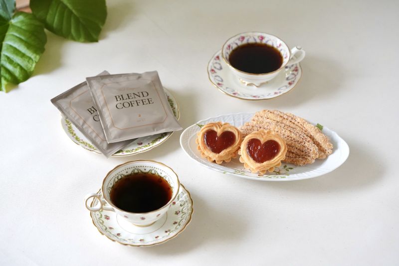 ginzawest's tweet image. ハートヴィクトリアとリーフパイにウエストの喫茶と同じコーヒーが家庭で楽しめるコーヒーパックが2つずつセットになった「コーヒーブレイクセット」（税・送料込み1,404円）が自社通販サイトにて発売されました。
バッグに忍ばせて、旅先でのコーヒータイムにもお勧めです。
ginza-west.com/SHOP/297.html