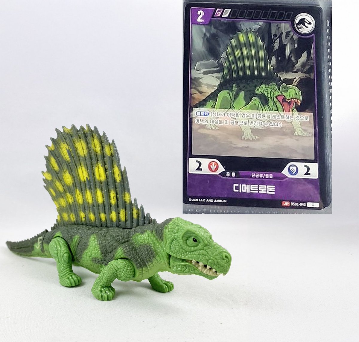 ChrisLikesDinos's tweet photo. The @Jurassic_TCG goes all-in on species deep-cuts with gorgeous art.

This brand-new Jurassic Park TCG has just dropped in Korea, with more regions/languages to follow soon. 

🧵A thread on some of the references, starting with Kenner toys. https://t.co/RwzYxiCsh3