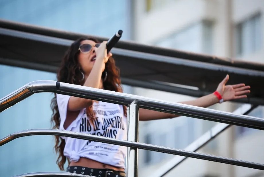 ver a marina sena no meio de veteranos foi tão bonito, ela é gigante, é maior do que ela poderia imaginar ser