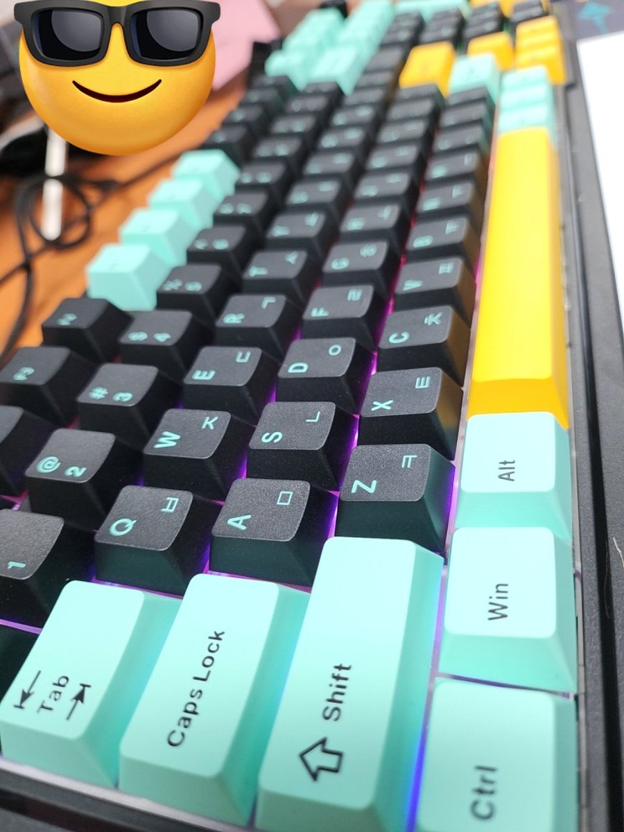 회사에서 쓸 저소음피치축 키보드 샀는데 색깔이 맘에 듭니다