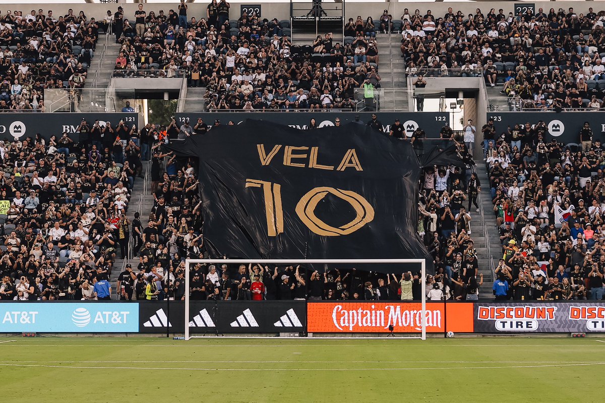🇺🇸 

Tifo y jersey gigante de la hinchada del LAFC en honor a Carlos Vela🇲🇽