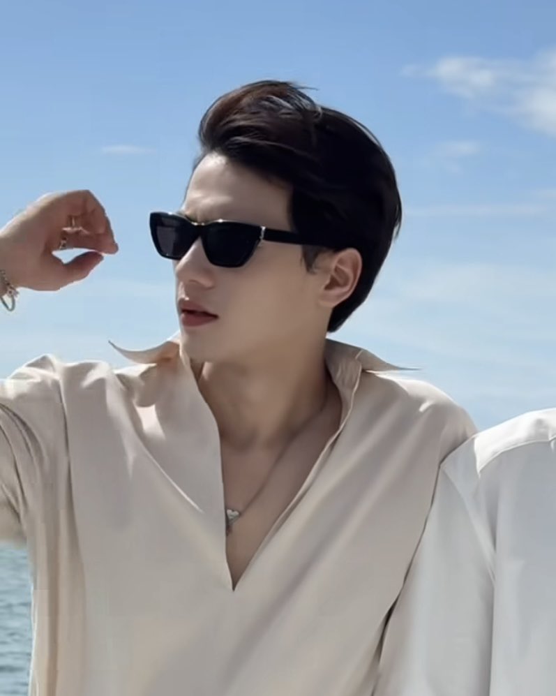 staywithharit's tweet photo. หล่อจนไม่รู้จะสรรหาคำไหนมาอวย หล่ออ่า , 😭 https://t.co/4vKIeHxHQm
