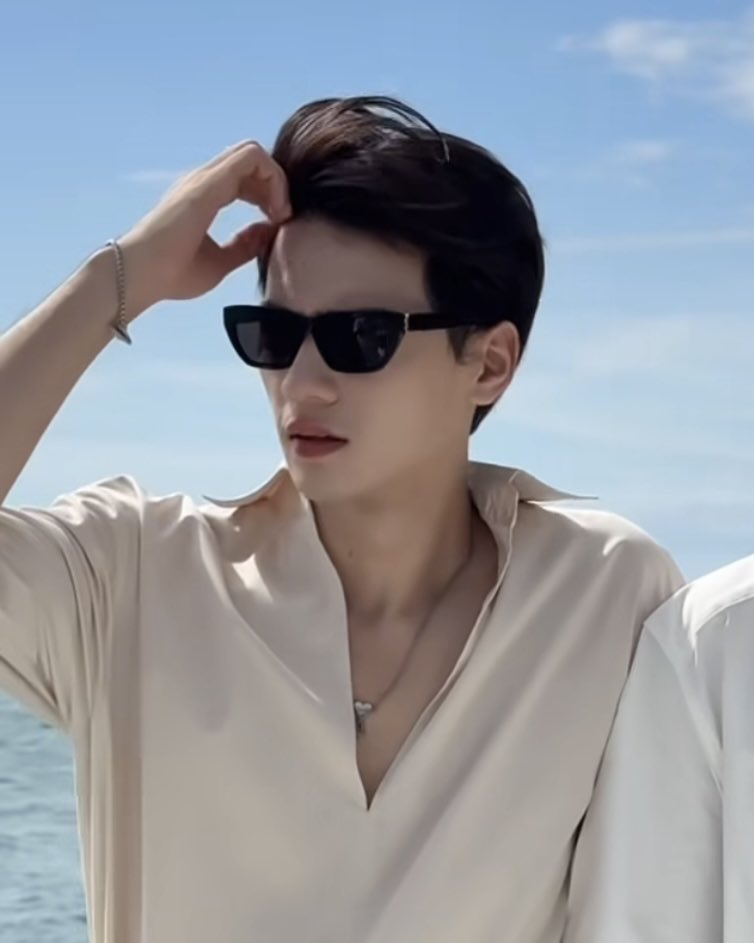 staywithharit's tweet photo. หล่อจนไม่รู้จะสรรหาคำไหนมาอวย หล่ออ่า , 😭 https://t.co/4vKIeHxHQm
