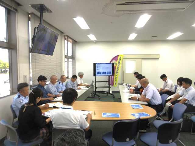 Custom_kun's tweet image. 【お知らせ】
#名古屋税関 四日市税関支署は9/16（火）、三重県警察本部、四日市南警察署、四日市北警察署と合同でテロ対策訓練（研修会）を実施したワン！今後も警察や関係機関と連携してテロの未然防止に努めるワン！

 #税関 #カスタム君 #テロ対策 ＃三重県警察本部