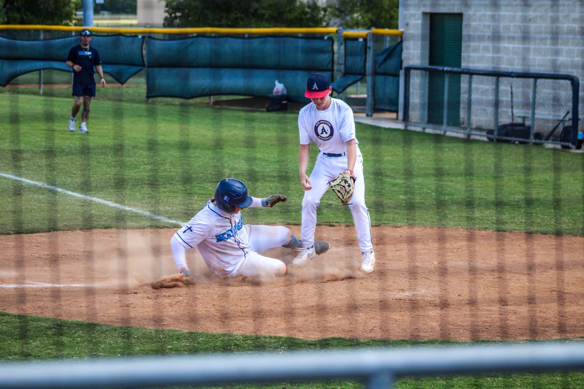 Osito44VR's tweet photo. It was a good day for some @NTXKingBaseball 
Went 3 for 4
5 RBIs 
1 double
1 walk 
2 HBP

@LDBellBaseball https://t.co/2dy6GAmSSd