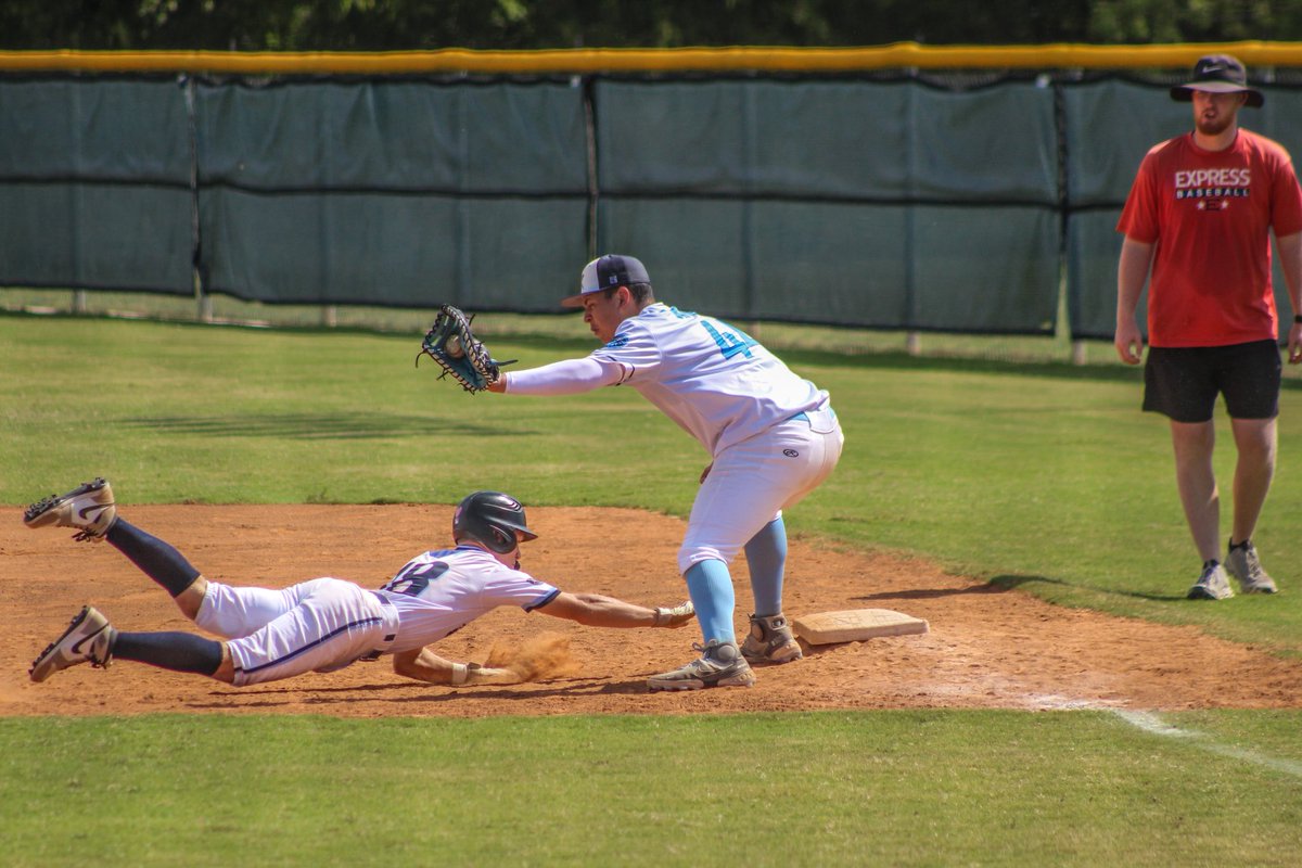 Osito44VR's tweet photo. It was a good day for some @NTXKingBaseball 
Went 3 for 4
5 RBIs 
1 double
1 walk 
2 HBP

@LDBellBaseball https://t.co/2dy6GAmSSd