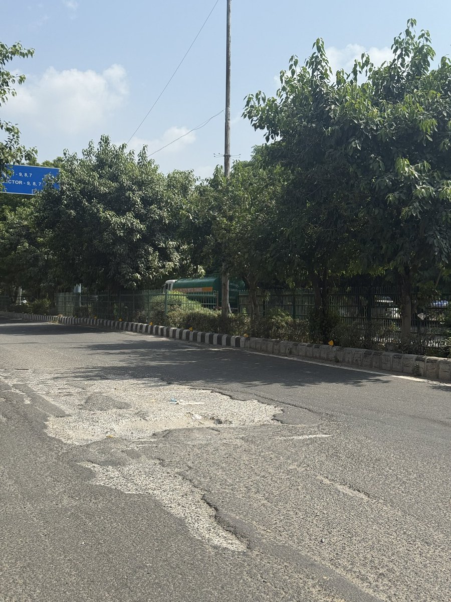 gauravkumar1179's tweet photo. @official_dda kindly fill this big and deep pothole…causing lot of inconvenience to public.
Location: 224 Road Dwarka.

https://t.co/2pYtPlNcsd https://t.co/A24V08wpj4