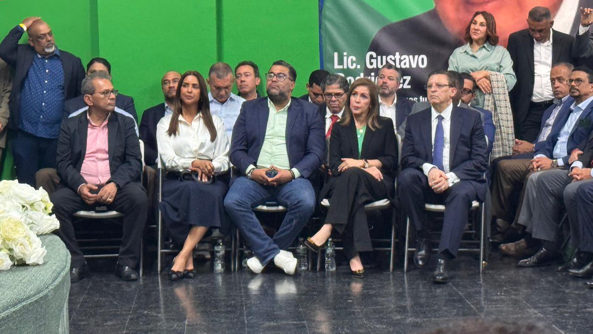 NEW YORK, EEUU:

Hoy continuamos acompañando a nuestro Presidente y Líder @leonelfernandez, esta vez en un contundente acto de juramentación de importantes figuras q vienen desde otros Partidos y Dominican@s q representan parte importante y determinante de la Sociedad NewYorkina.