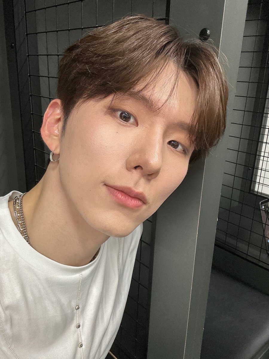 기현시 ♥️
쪽잠이라도 잘 쉬었길 바라고 🦈
월요일 스케쥴도 잘 마치길 바래 🦊🧡
맛난거 많이 먹고 한 주 잘 시작해!! 🐹
오늘도 사랑하고
너의 모든 순간들을 응원하고 있어
많이많이 사랑해 기현아 ♥️