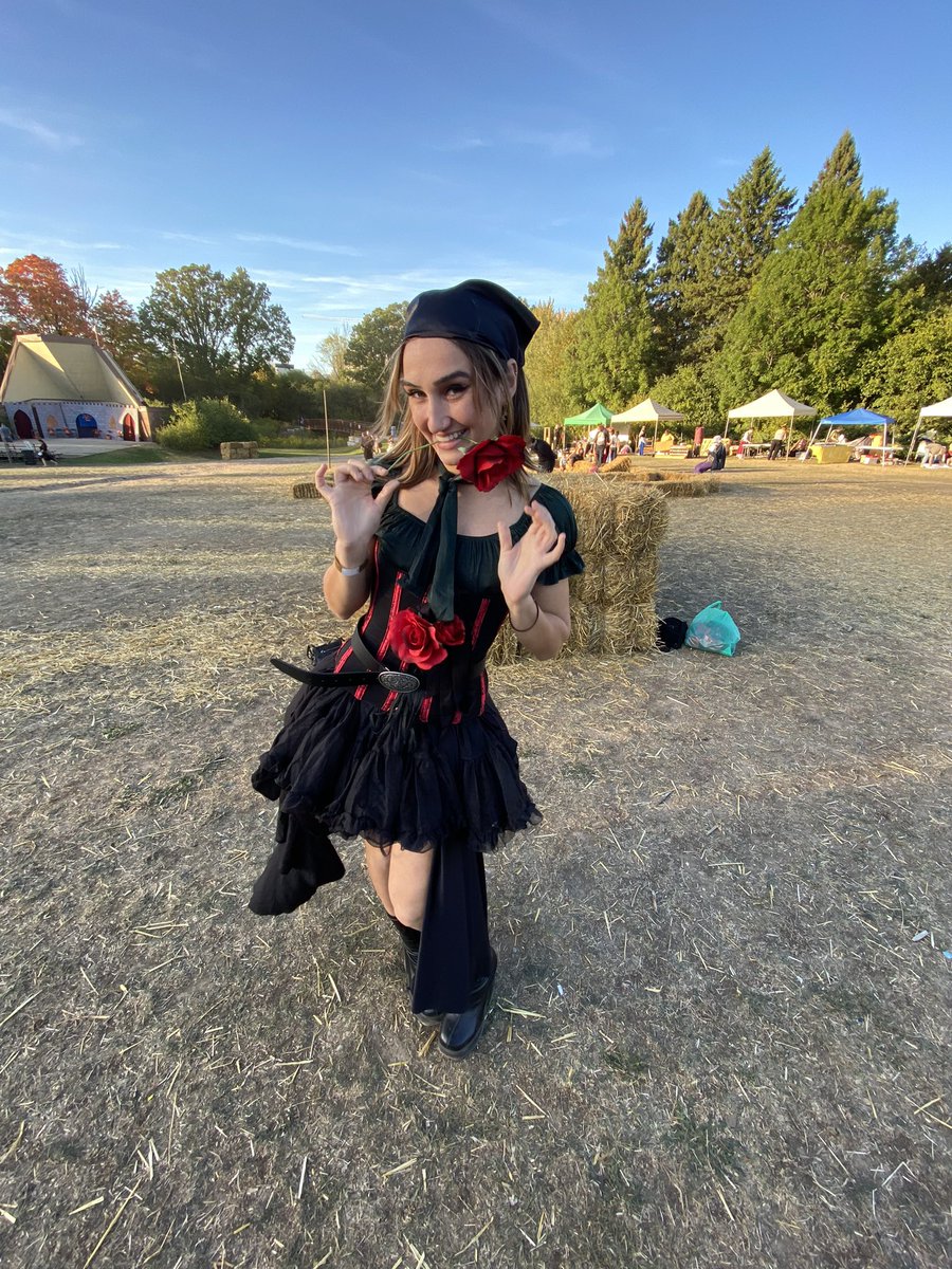 lethnotleaf's tweet photo. hi everyone check out my renfaire fit i wore for maybe an hour xoxo https://t.co/Y4MLysZRhY