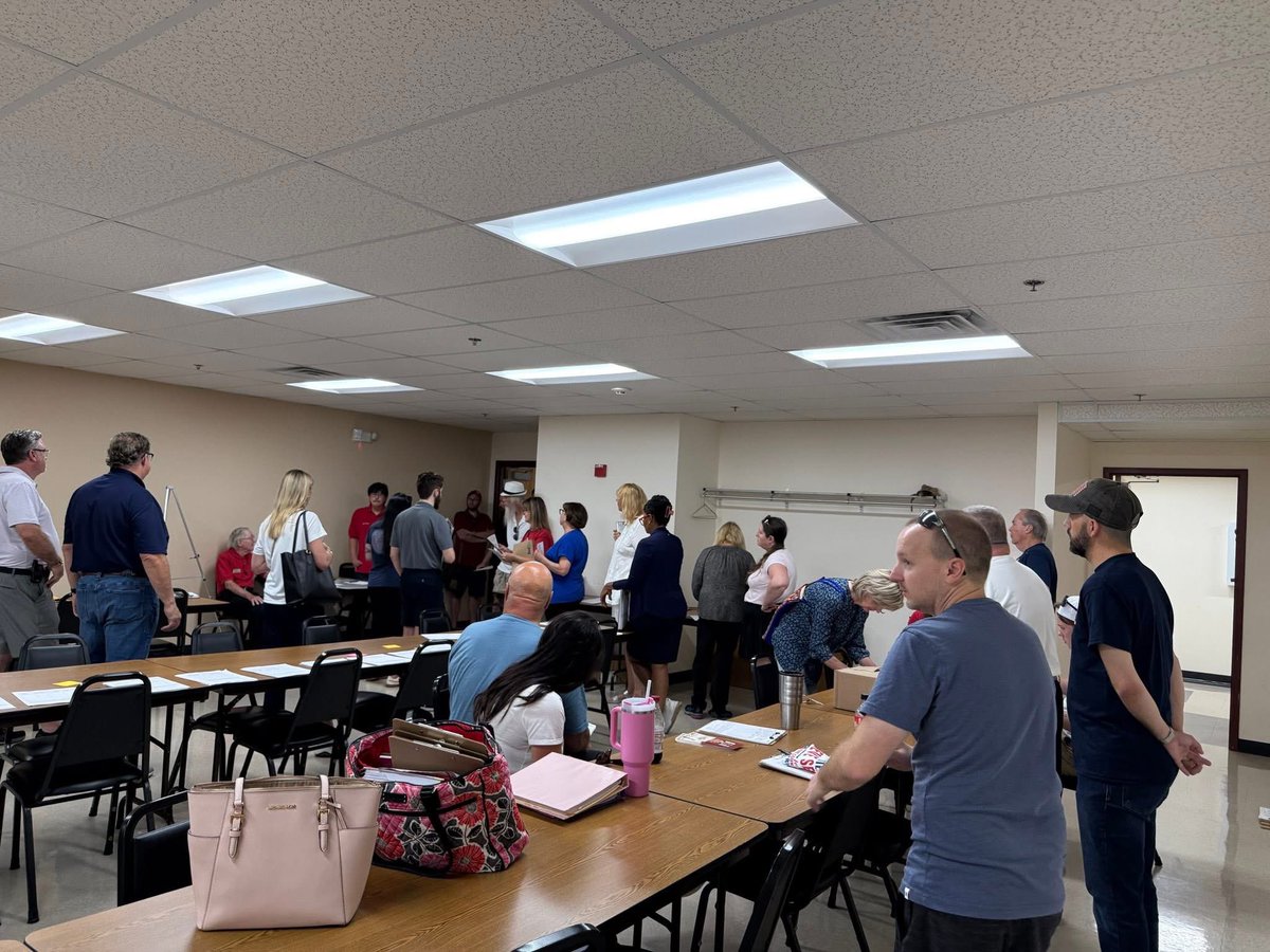 c_hansen84's tweet photo. A big thanks goes out to the @croillinois and @ElginRepublican for hosting a great petition drive this weekend to get great Republicans on the ballot! #twill #IL33🇺🇸 https://t.co/2Xn6OBlglW