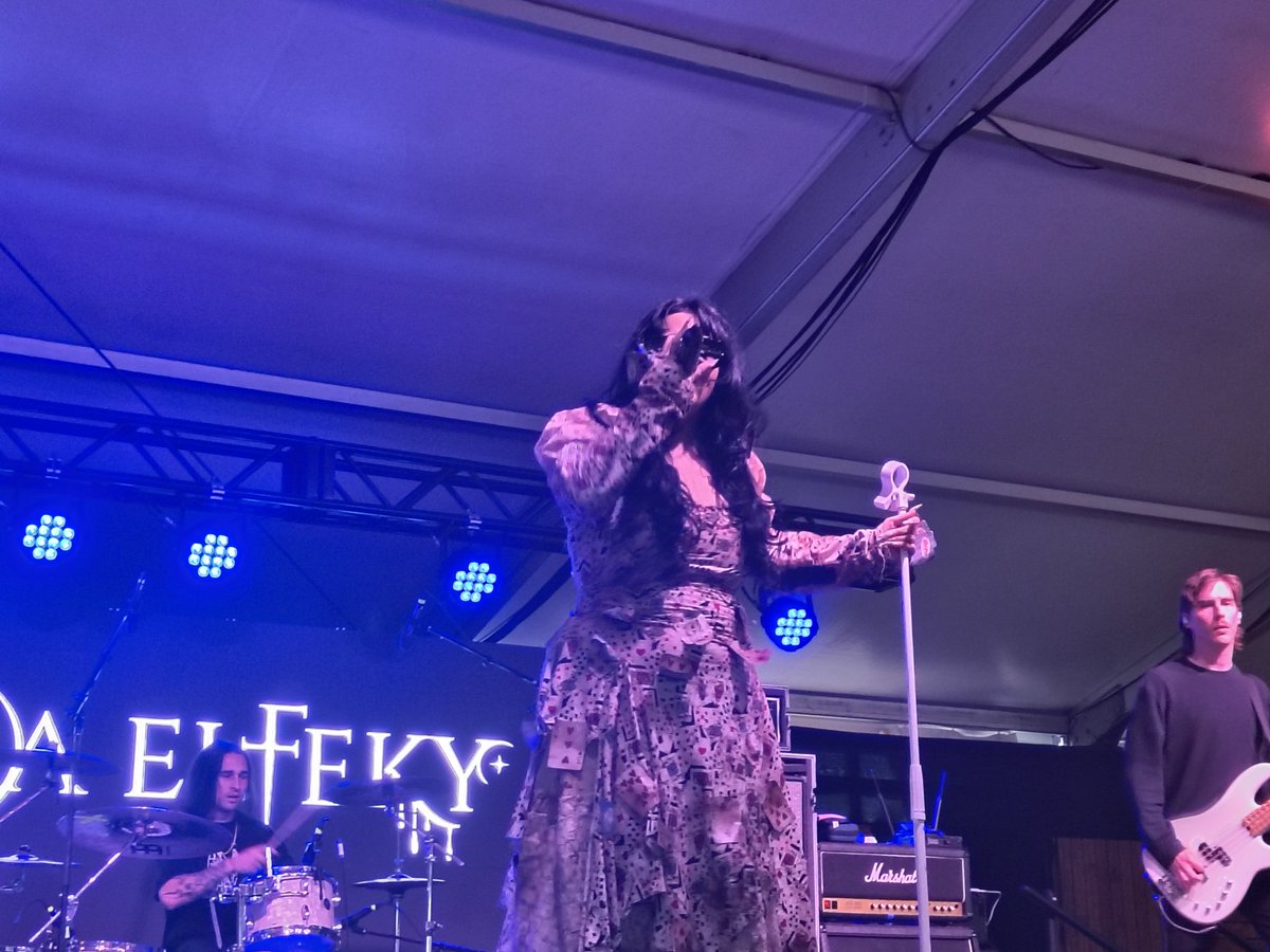 barricade for amira elfeky!! this set was AMAZING 😭 SO BEAUTIFUL!! 🖤🖤🖤 

AMIRA ELFEKY @ LTL 25 📸 MEEEEEEEE 🪲