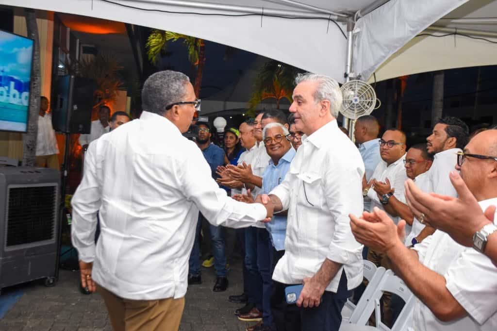 Presidente <a href="/luisabinader/">Luis Abinader</a> inaugura de manera simultánea 13 nuevos comedores ubicados en diferentes comunidades del país desde la sede central de Los Mina. 24horas.com.do/2025/09/22/pre…