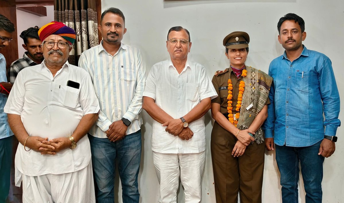बाटाडु निवासी असिस्टेंट प्रोफेसर श्रीमती सरिता जी लीलड़ को OTA ग्वालियर से कठोर प्रशिक्षण पूर्ण कर भारतीय सेना में लेफ्टिनेंट रैंक एवं ANO (Associate NCC Officer) नियुक्त होने पर उनके बाड़मेर स्थित निवास पर सपरिवार जाकर बधाई एवं शुभकामनाएं प्रेषित की।