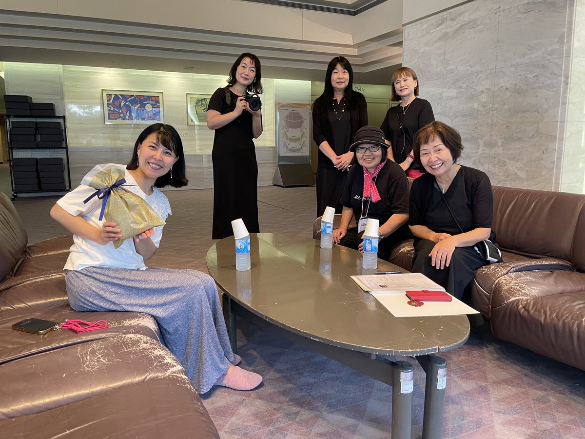minoringo_go's tweet image. 昨日は香川市民劇場での例会でした!
会報のインタビューに、終演後はロビー交流会も✨色々お話しさせていただき、また沢山の感想をお聞きすることができて嬉しい時間でした☺️
会館ロビーからは美しい瀬戸内海が…🚢
うどんも美味しかった〜🥢
大満喫の高松2日間!
ありがとうございました🫶