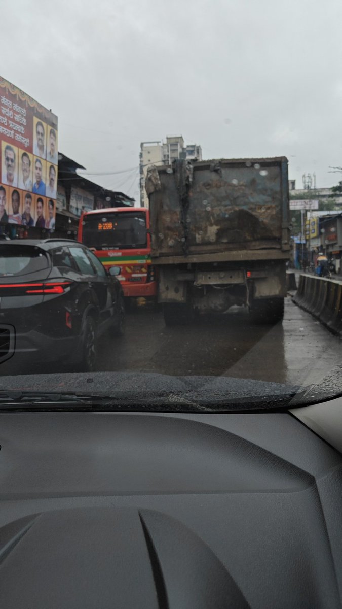George_RK's tweet photo. @MTPHereToHelp  truck breakdown Akurli kandivali https://t.co/mtCK5pb2o1