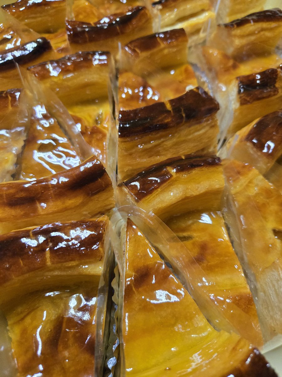 cakeCHATELAINE's tweet photo. お待たせしてすみません
暫くぶりのアップルパイ焼き上がりました！
#アップルパイ
#シャトレーヌ
#清田区
#ケーキ屋 https://t.co/Byloc1a50F