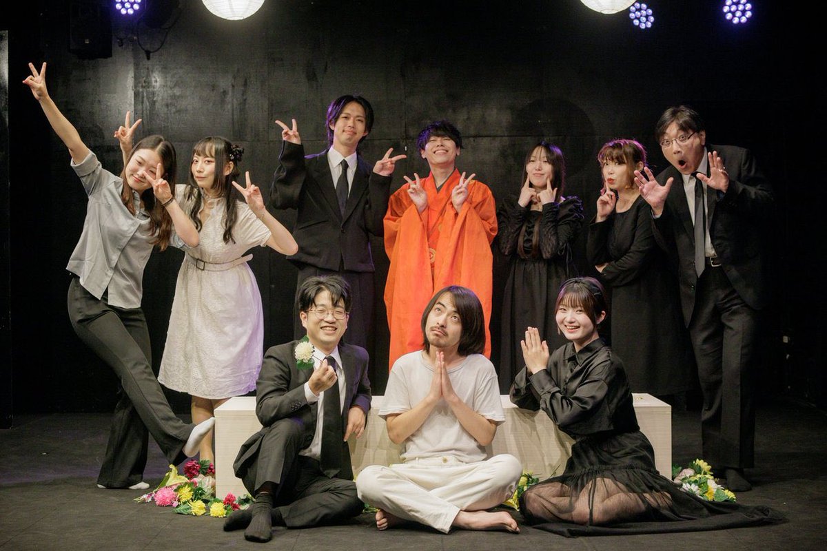 tsuka3134's tweet photo. ダディ・ドゥーン、無事閉幕！お疲れ様でした。
僕、この芝居で棺桶の中に一時間入ってたんすけど、最終日に母が来まして、「あんた、暗いとこと、狭いとこ嫌いじゃないっけ？」と言われました。小さい頃そういえばそうでした。成長したってことなんですかねぇ。みくるや秋もこんな気持ちなのかな。 https://t.co/IcHtSEONKr