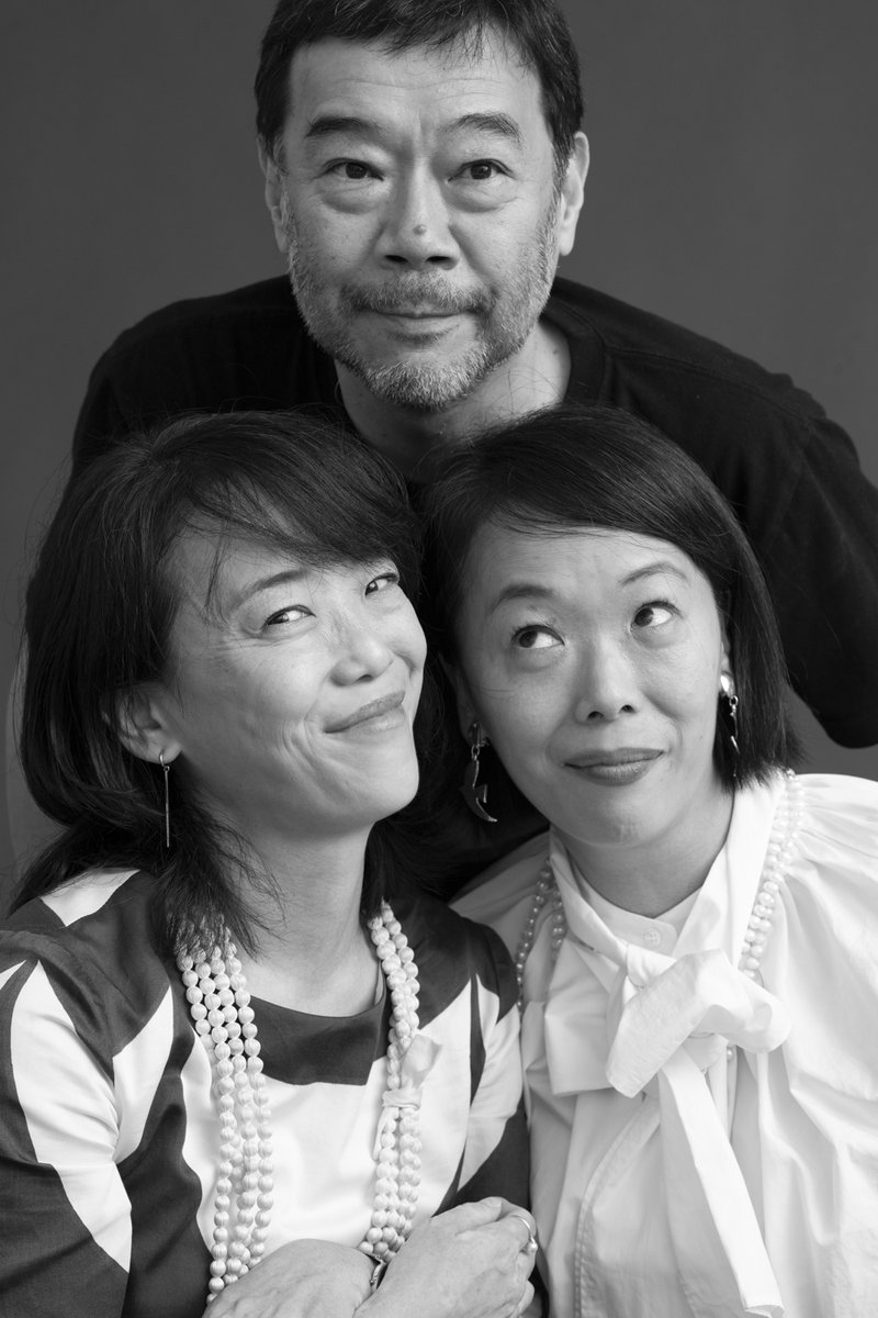写真家・鈴木清さんのご家族。双子の娘さんが幼少期にお父様に撮ってもらった写真を再現したり、作品を持って自由に遊んだり。そしてお母様の強く美しい姿に一同感動。写真が家族や私たちをさらに強く繋げてくれました。最後は平間がお父様に代わって幼少期カットを再現しました😂
撮影：#平間至
