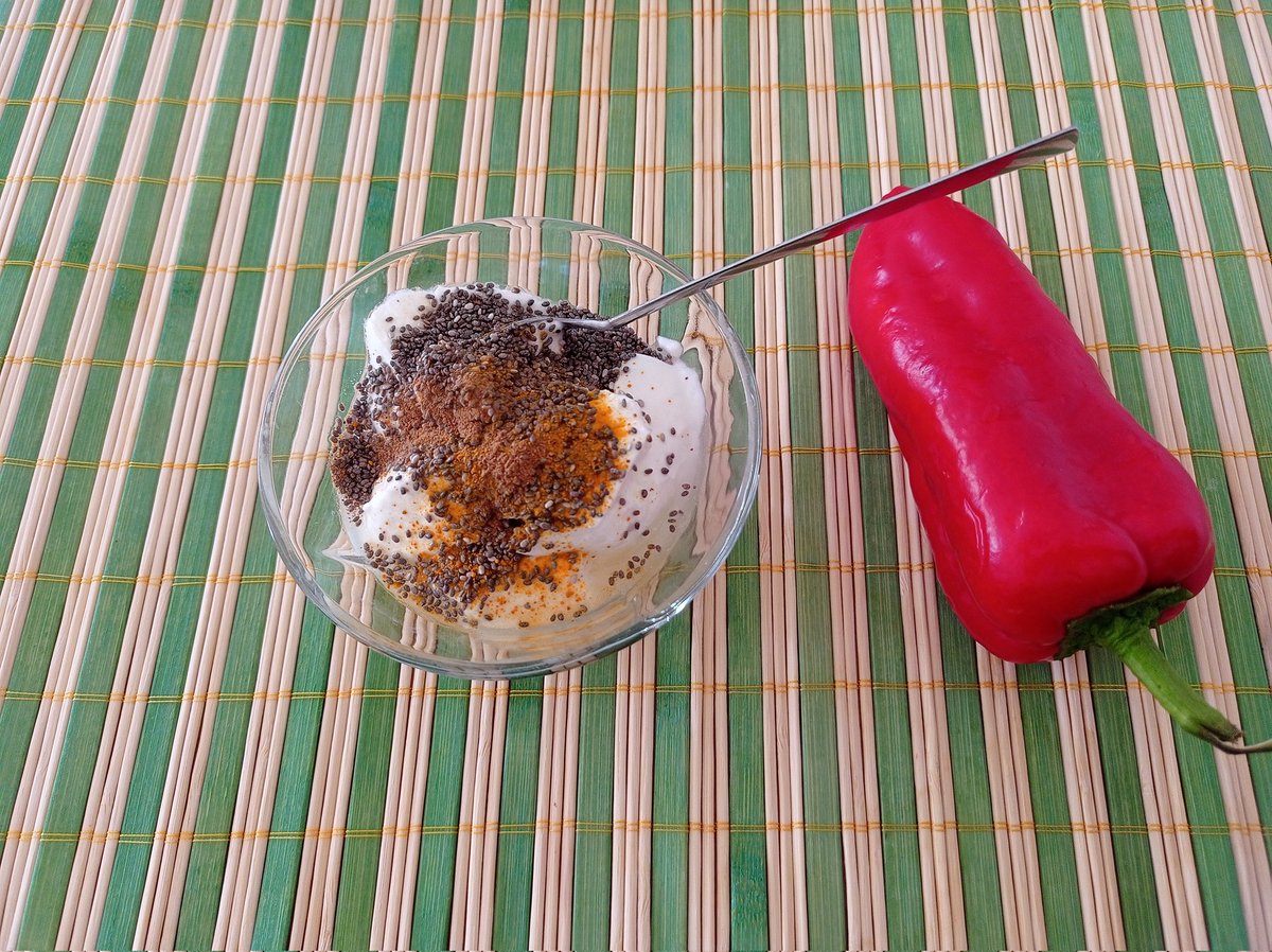 Hayatı sevmiyorum kahvaltısı. Önce biberi kemirdim.