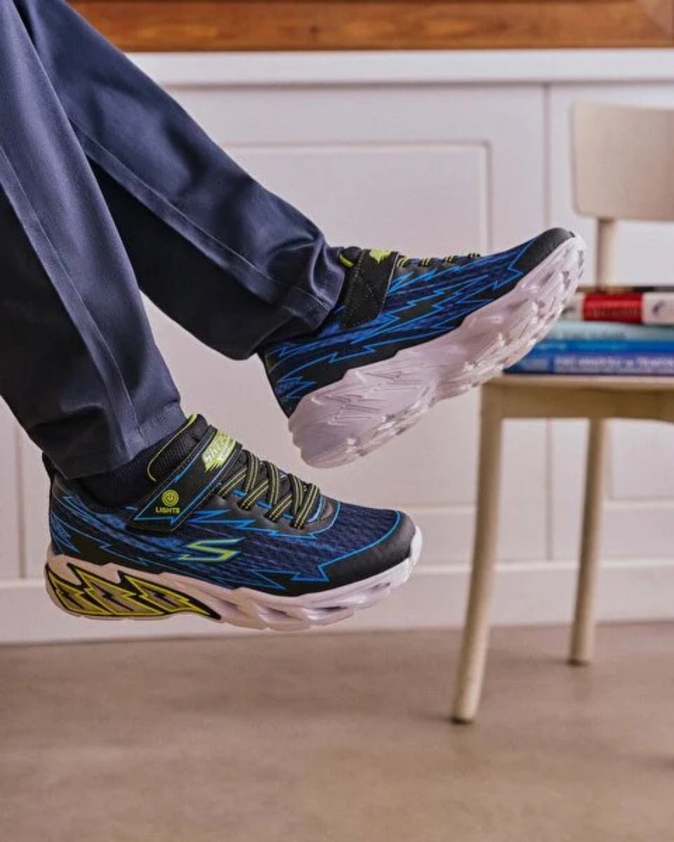 Sportruncom's tweet photo. Minik adımların hem rahat hem de şık olması için tasarlanan Skechers çocuk ayakkabıları, okul günlerinde konforu ve stili bir arada sunuyor. 

Okulun ilk gününden yıl sonuna kadar, güvenle atılan her adımda Skechers yanlarında! 👟✨

#SkechersKids #OkulaDönüş #Sportruncomtr https://t.co/i6Y39PIiJl
