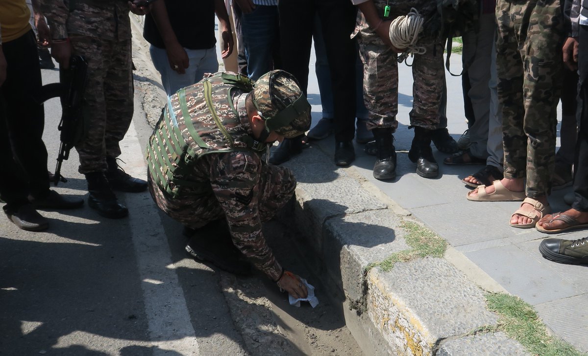 GreaterKashmir's tweet image. Suspicious object found near Dal lake in #Srinagar, destroyed

Photography by Mubashir Khan for Greater Kashmir