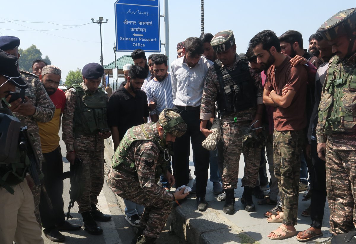 GreaterKashmir's tweet image. Suspicious object found near Dal lake in #Srinagar, destroyed

Photography by Mubashir Khan for Greater Kashmir