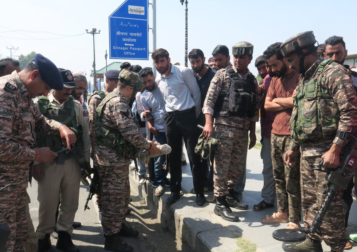 GreaterKashmir's tweet image. Suspicious object found near Dal lake in #Srinagar, destroyed

Photography by Mubashir Khan for Greater Kashmir