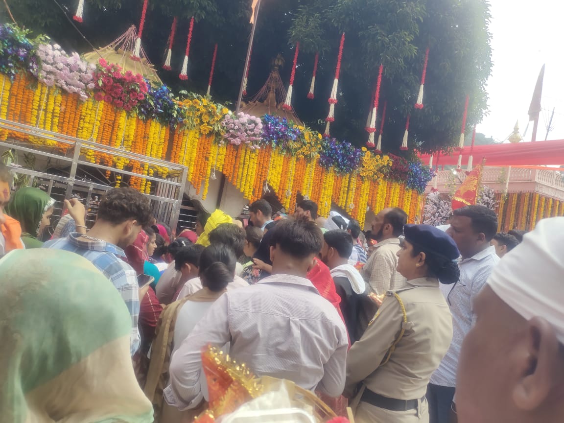 DehraPolice's tweet image. "श्रद्धालुओं की सुरक्षा, हमारी सर्वोच्च प्राथमिकता 🙏
शरद नवरात्रों पर मां ज्वालामुखी मंदिर मे भक्तों की सेवा में सतत तैनात हिमाचल पुलिस 🚓💙
शांति, श्रद्धा और सुरक्षा—तीनों का संकल्प!"
#DehraPolice 
 #SafePilgrimage #DevotionAndDiscipline #HPPoliceOnDuty