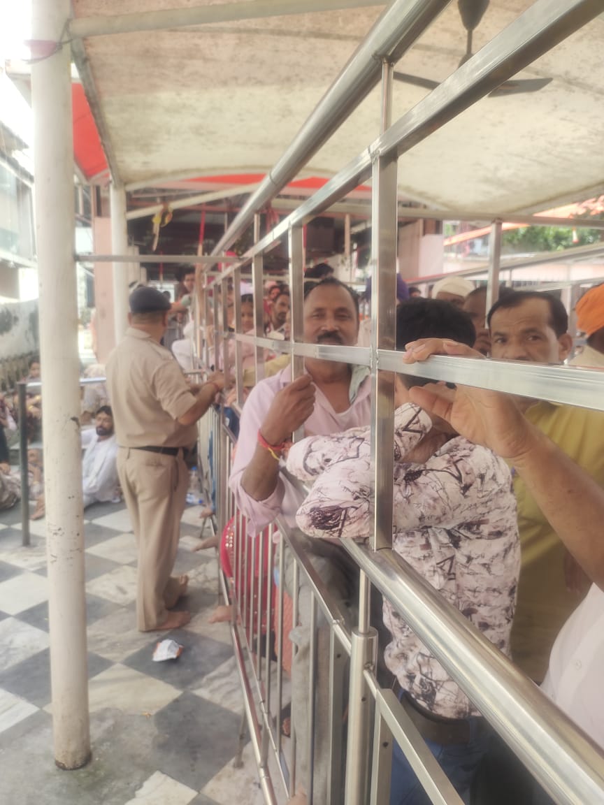 DehraPolice's tweet image. "श्रद्धालुओं की सुरक्षा, हमारी सर्वोच्च प्राथमिकता 🙏
शरद नवरात्रों पर मां ज्वालामुखी मंदिर मे भक्तों की सेवा में सतत तैनात हिमाचल पुलिस 🚓💙
शांति, श्रद्धा और सुरक्षा—तीनों का संकल्प!"
#DehraPolice 
 #SafePilgrimage #DevotionAndDiscipline #HPPoliceOnDuty