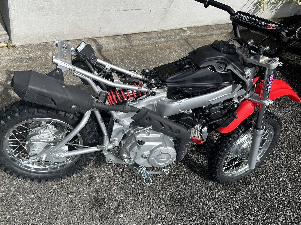 woodstockonroof's tweet photo. チビの110のカウルを外して〜、あれしてこれ付けて…。
まずは自分のバイクへの愛着が増すようにチビの色(好み)に染めるところから。本人にやらせようと思ったけど我慢できずに始めてしまう父親です😅
#モトクロス #crf110f https://t.co/Y6lyryWTmy