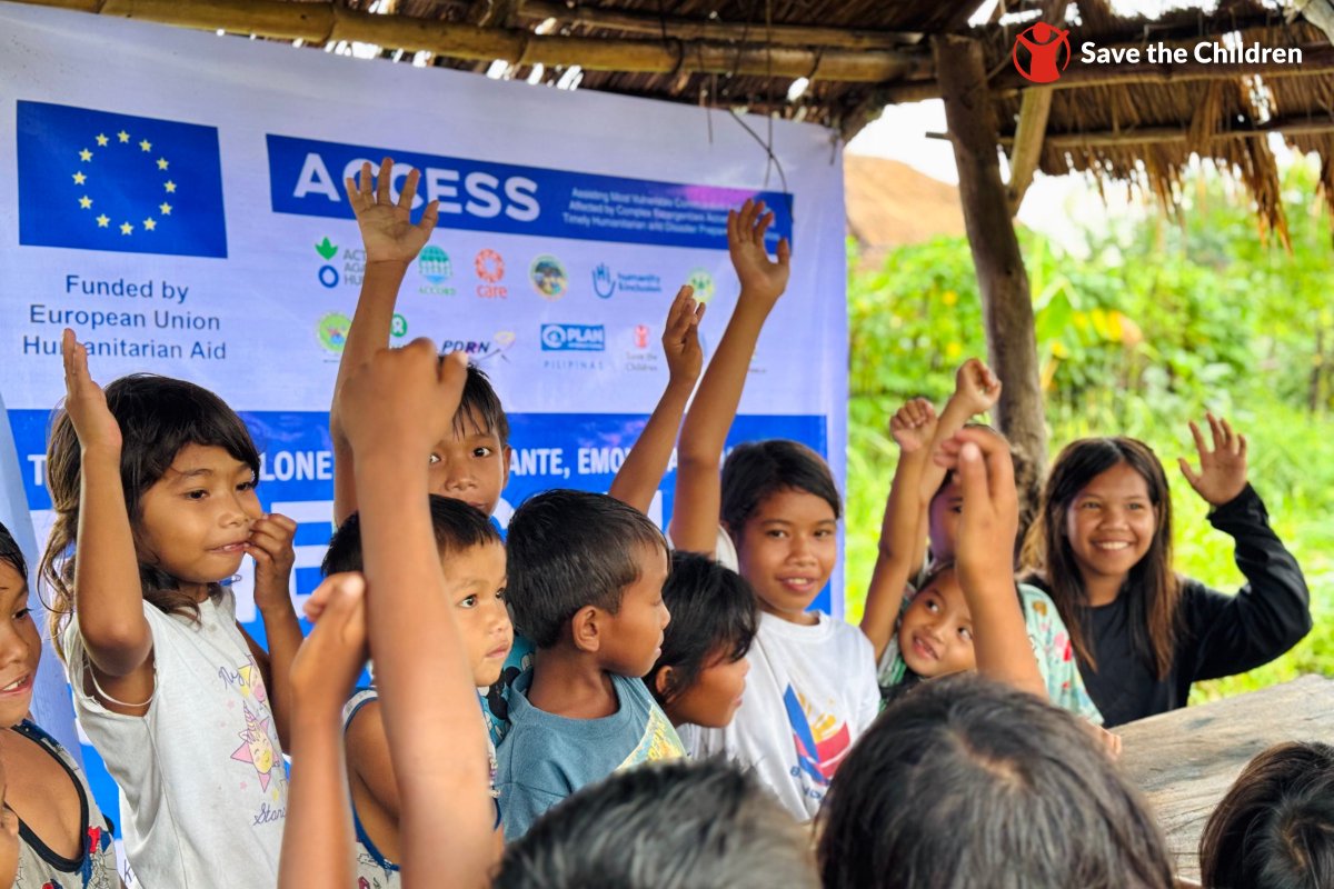 SaveChildrenPH's tweet photo. After #Habagat and cyclones #CrisingPH, #DantePH, and #EmongPH, Mangyan children in Sablayan, Occidental Mindoro, went hungry, missed school, and slept in shelters.
With @eu_echo’s #ACCESS project support, families were able to buy food, medicine, and school supplies. https://t.co/icK8qLFniR