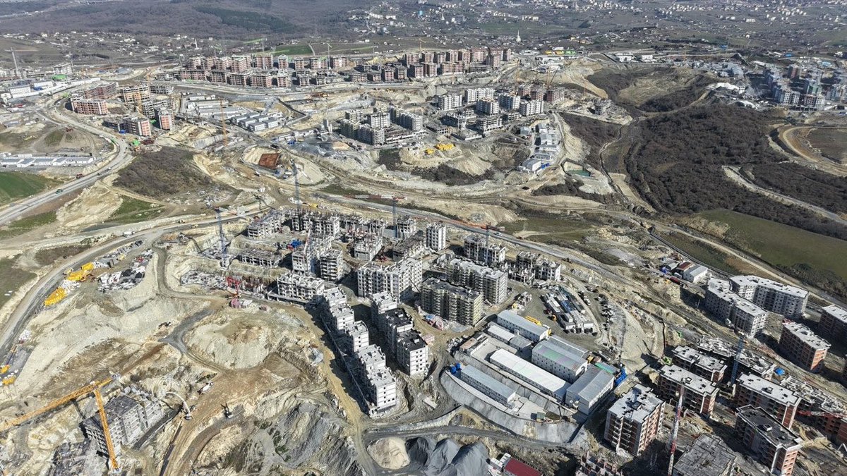 20. yüzyılın ilk çeyreğinde…

Birinci Dünya Savaşı’ndan çıkmış, kurtuluş mücadelesi vermiş ve yeni devletini kuran bir millet vardı. Anadolu’nun bozkırında, tüm teknik ve coğrafi koşulların araştırıldığı, uluslararası yarışma titizliğiyle tasarlanan Başkent Ankara yükseliyordu.