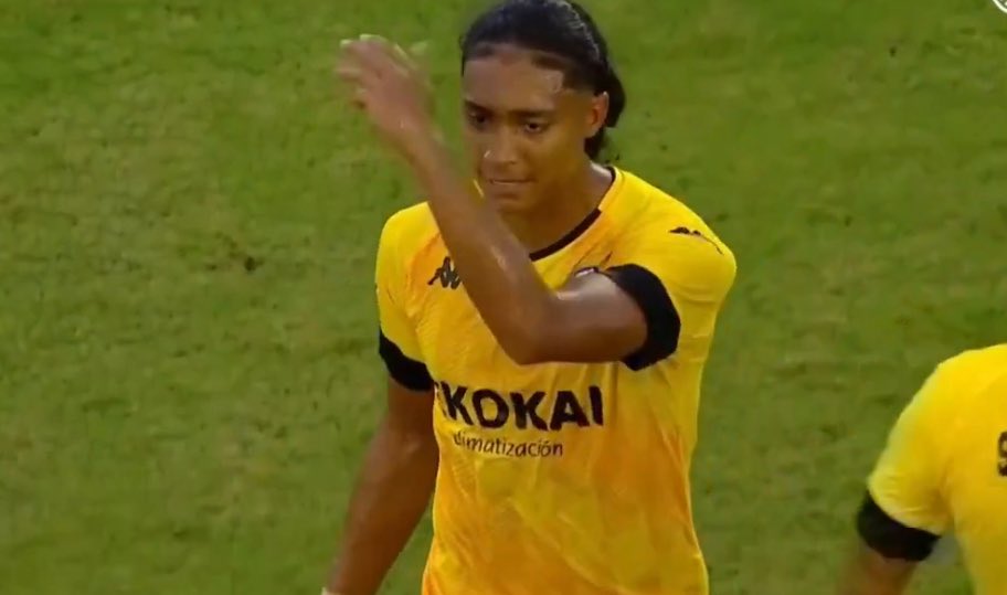 Ayer hubo dos gestos que me chirriaron por encima de todo.

1.- Marca gol Sotillos y se lleva los dedos a los oídos… ¿mensaje a la afición tras marcar el gol?

2.- En su cambio, Rojas se marcha del campo haciendo gestos y diciendo cosas poco amigables.