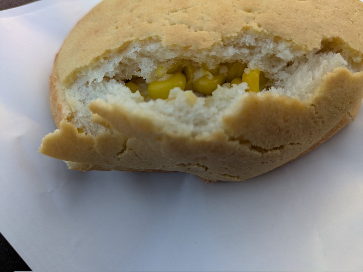 小腹が減ったので、
道の駅『丘のくら』の美瑛のつぶつぶコーンパンいただきます！