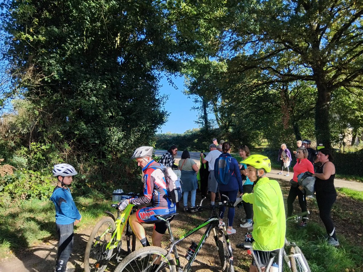 AlexandreMrd53's tweet photo. Hier à #Montenay, la fête de la Saint-Mathieu a réuni rando VTT & pédestres, vide-grenier et expo de vieilles voitures & tracteurs 🚲🚜🚗. Fier d’avoir apporté ma petite pierre en tant que bénévole le temps d’une matinée. Bravo au comité des fêtes pour cette superbe journée ! https://t.co/Lki1z6pLI6