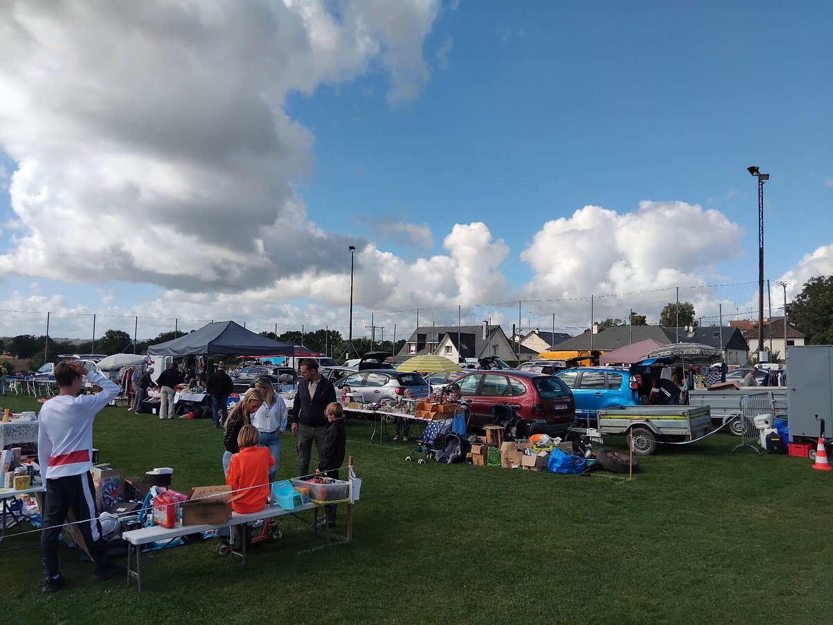 Hier à #Montenay, la fête de la Saint-Mathieu a réuni rando VTT &amp; pédestres, vide-grenier et expo de vieilles voitures &amp; tracteurs 🚲🚜🚗. Fier d’avoir apporté ma petite pierre en tant que bénévole le temps d’une matinée. Bravo au comité des fêtes pour cette superbe journée !