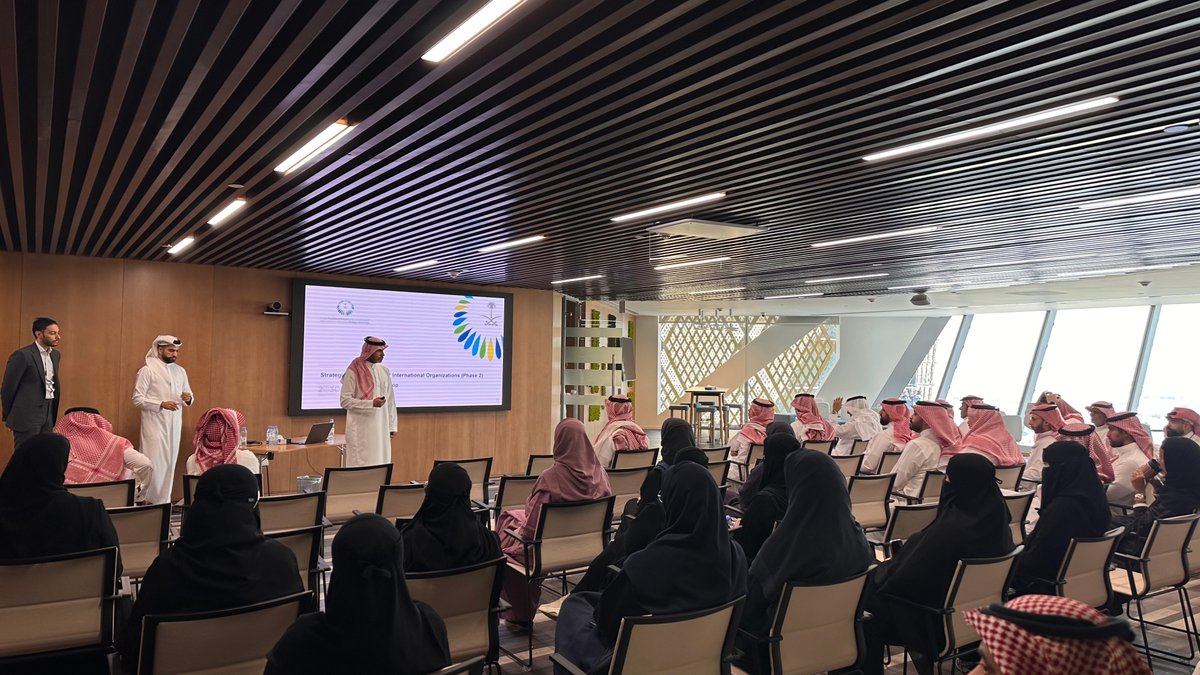 انطلاقًا من حرص مركز #الشراكات_الاستراتيجية على تطوير القدرات المؤسسية وتعزيز جاهزيته، عقد المركز ورشة عمل تعريفية بعنوان: (أعمال وأطر دراسات استضافة مقار #المنظمات_الدولية)؛ لهدف مشاركة المعرفة بما يواكب مستهدفات المملكة ورؤيتها الطموحة. وحضر الورشة سعادة الرئيس التنفيذي المكلف