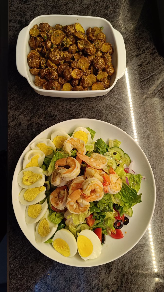 bumbukuning's tweet image. Nothing fancy, just some homey food for my #PrivateChef clients. 

1. Glazed Baked Potato and Shrimp Nicoise Salad
2. Pan Seared Salmon, Baby Potato, and Creamy Spinach Mushrooms
3. Summer Garden Quinoa, Sirloin and Chimicurri
4. Gourmetten, Dutch Christmas Eve Dinning