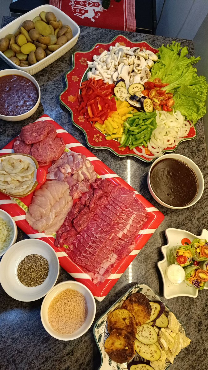 bumbukuning's tweet image. Nothing fancy, just some homey food for my #PrivateChef clients. 

1. Glazed Baked Potato and Shrimp Nicoise Salad
2. Pan Seared Salmon, Baby Potato, and Creamy Spinach Mushrooms
3. Summer Garden Quinoa, Sirloin and Chimicurri
4. Gourmetten, Dutch Christmas Eve Dinning