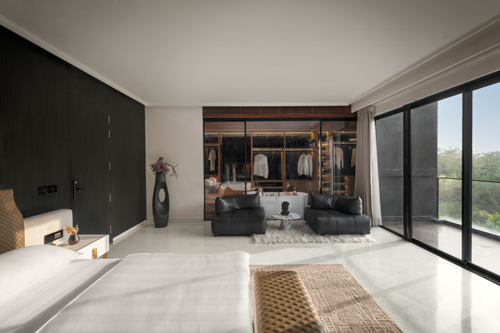 #BharatanshDesign Studio reimagines modern luxury in this 3,600 sq. ft. West Delhi home—where light, geometry, and material honesty shape every space, balancing luxury with environmental responsibility. indiaartndesign.com/a-contemporary…