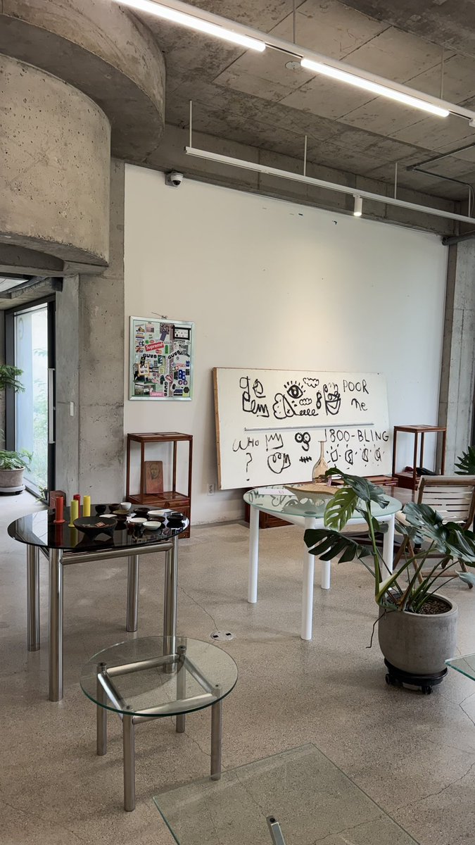 오늘 간 빈티지샵에도 유리 상판 테이블이 가득😇