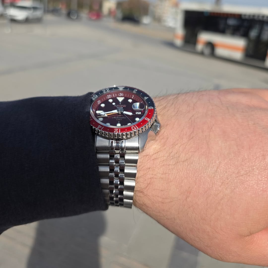 Seiko 5 SSK031: Kırmızının En Canlı Hali, Coca-Cola Havasıyla! 🥤⌚

Zamanı göstermekten fazlasını yapan saatler vardır; tarzı yansıtır. İşte Asya pazarı için sadece 1000 adet üretilen Seiko 5 Sports SSK031 “Passion Red” de onlardan. Benim bileğimde ise 227 numara ile duruyor.