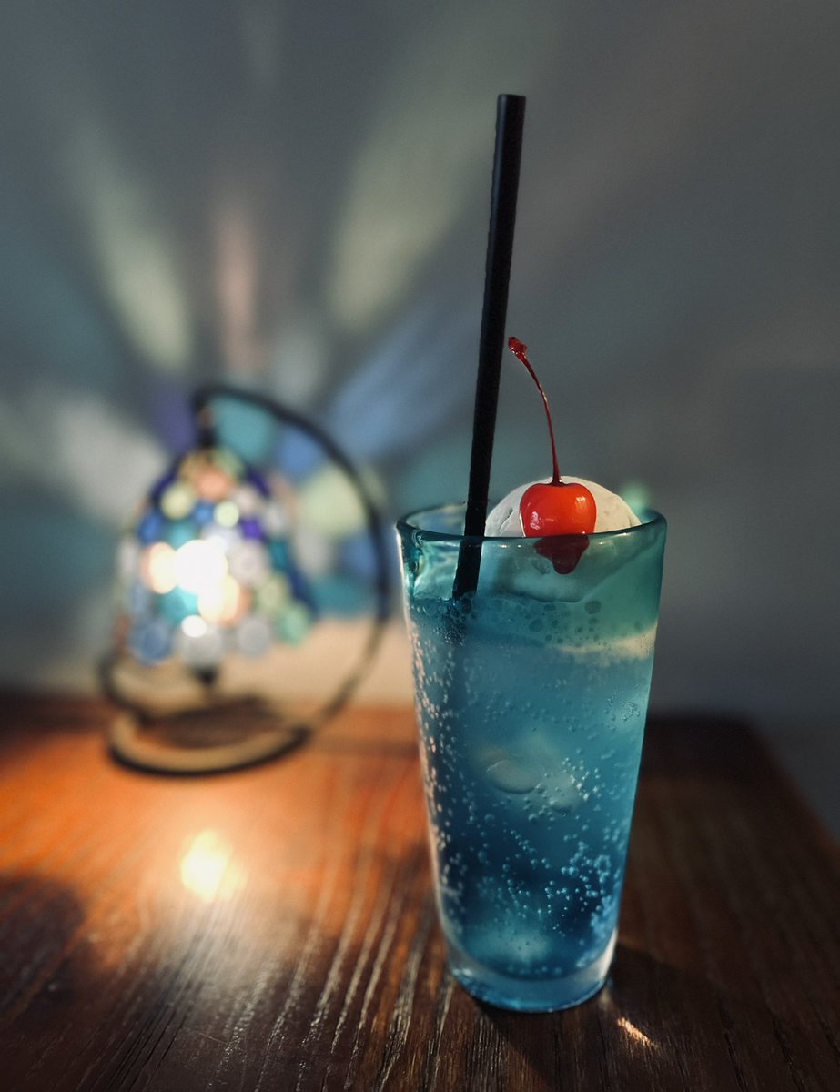 涼しくなってきました、わたしはクリームソーダを飲みました。