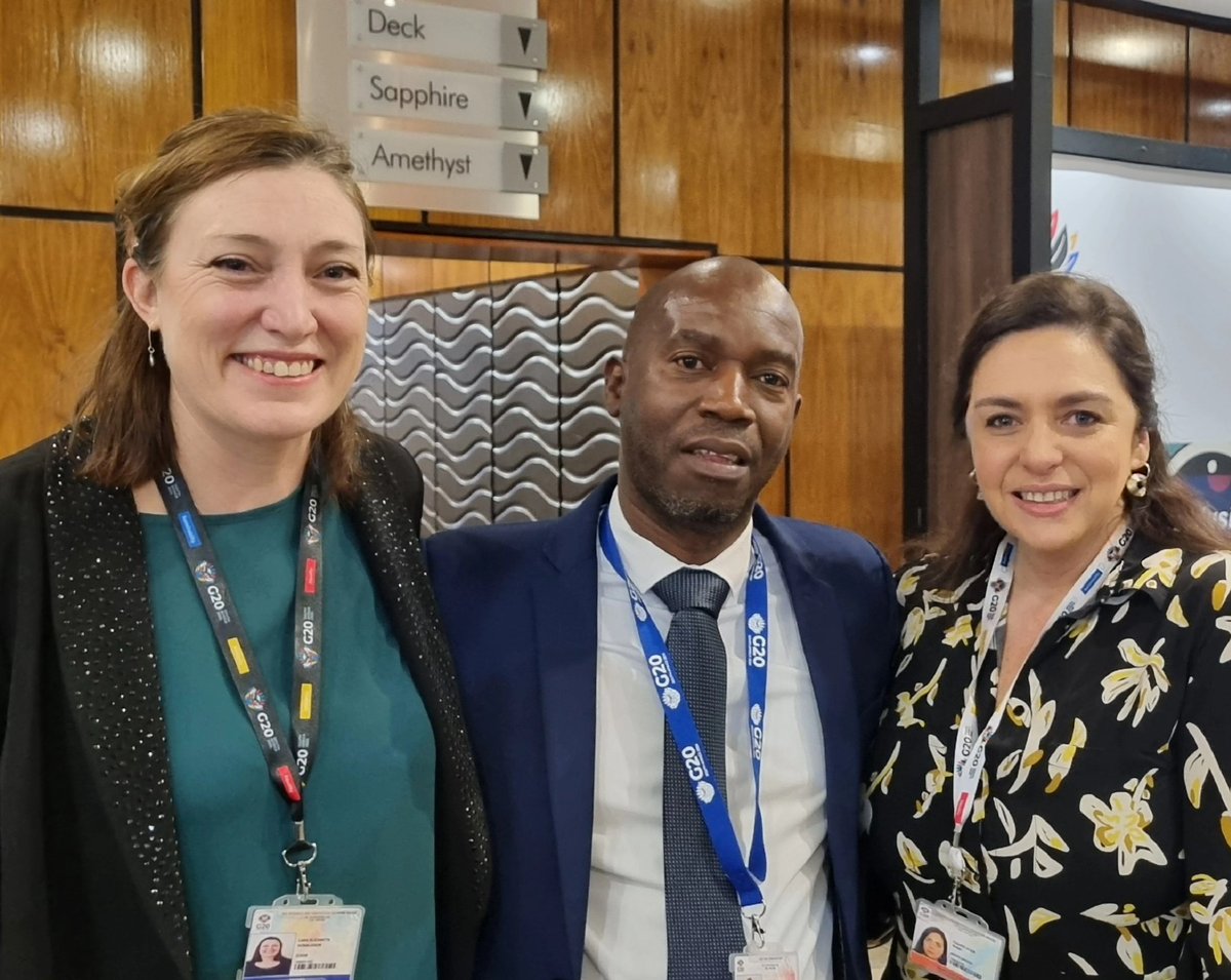 ICGEBCapeTown's tweet image. Always a pleasure for the  @ICGEBCapeTown team to meet Dowelani Ndiitwani @dstigovza &amp;amp; South African Liaison Officer to @ICGEB 🇿🇦 🤝

#G20 #partnerships #Sciencefordevelopment
